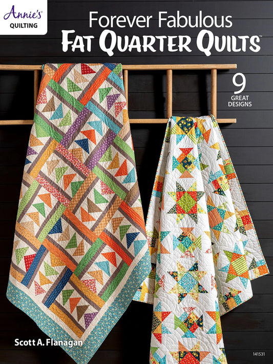 Book cover of 'Forever Fabulous Fat Quarter Quilts' with two colorful quilts on a wooden shelf.
