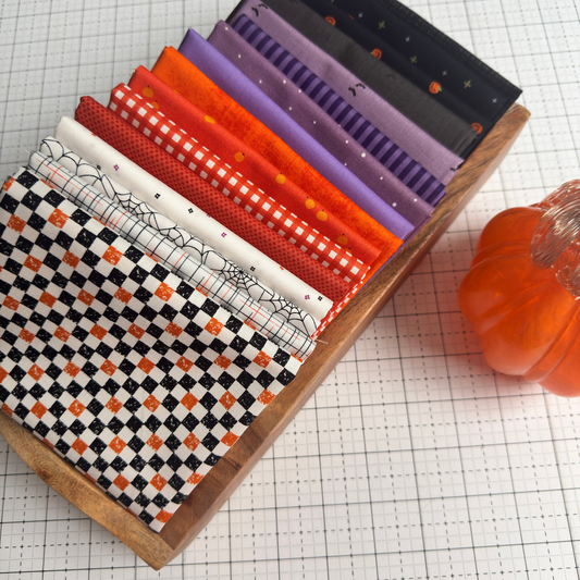 Spooky Season Basics – 16-Piece Fat Quarter Bundle